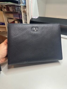 Valentino Garavani, Black Clutch